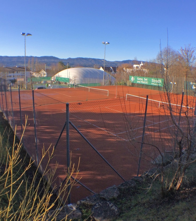 View over two of the clay courts at the Tennis Club Herrliberg
